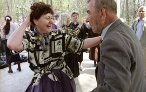 Танцы "Кому за…": как в советские времена – врубят музыку и поехали до упада