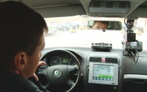 Nepažymėtas policijos automobilis Škoda